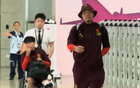 國(guó)足抵渝，胡荷韜坐輪椅，王大雷招手致意。